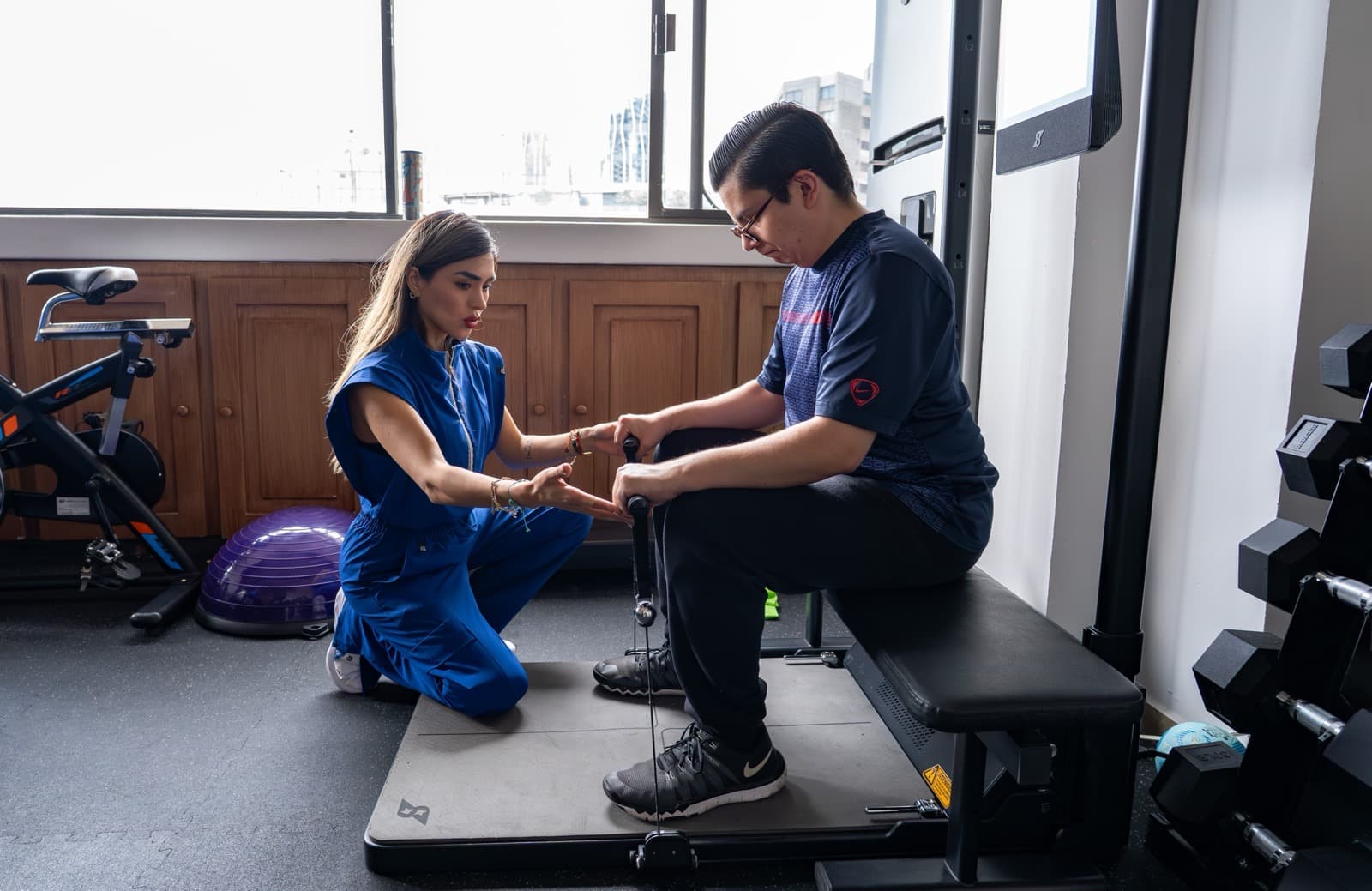 Paciente realizando ejercicio supervisado en el gimnasio clínico de UnidO2
